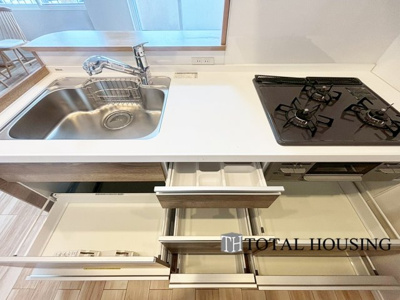 【キッチン】 | ライオンズマンション宮の森第二 | 食器洗浄乾燥機付きで毎日の家事の時間を短縮することでき、プライベート時間やご家族との時間をより一層充実させることができます。光熱費も安くなり一石二鳥ですね♪