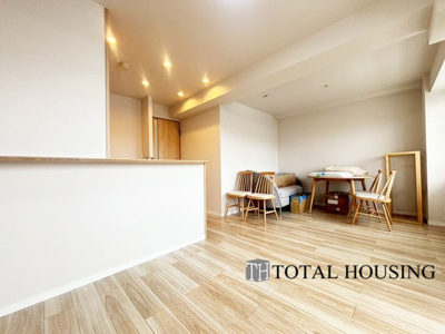 【居間・リビング】 | ライオンズマンション宮の森第二 | 柔らかな色合いのフローリングと清潔感の溢れるクロスが明るい空間を創り出しているリビングダイニング。憩いの場に相応しく、ここで楽しむ家族の時間が絆をより深めてくれそうです。