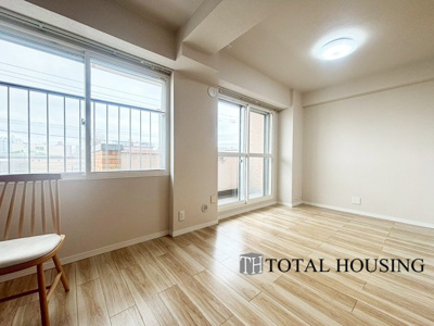 【居間・リビング】 | ライオンズマンション宮の森第二 | 大きな窓辺からの日差しが暖かい室内は、自然と住まう人の気分も明るくなり、リビングでの素敵なワンシーンが演出されます♪