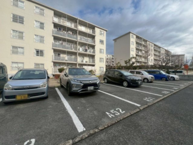 明舞13団地46号棟の駐車場