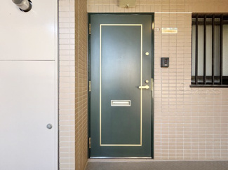 【その他共用部分】 | 皆様をお迎えする、お部屋の玄関ドア。開けやすさや開放角度、ドアノブの操作しやすさや鍵の形状などを、現地で一度ご確認ください。～即日のご見学可能～　お問合せはお気軽にどうぞ。