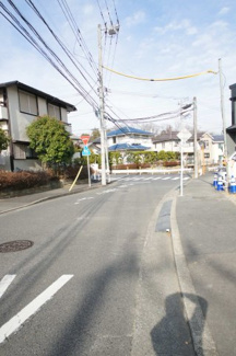 【前面道路含む現地写真】 | 【仲介手数料無料！！】川崎市麻生区虹ヶ丘１丁目　新築戸建て（全2棟）1号棟　6980万円 | 令和８年２月５日撮影　建築中