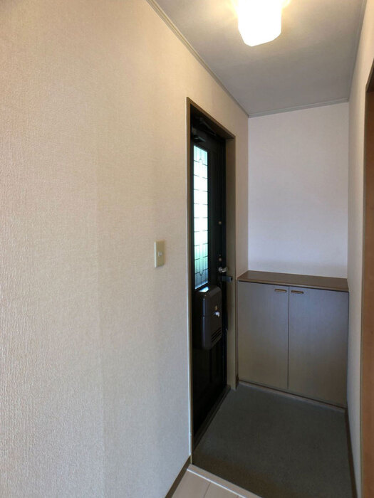 北葛城郡河合町高塚台１丁目のアパートの玄関