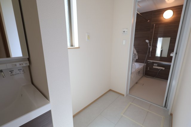 《仲介手数料無料》上尾市谷津１丁目1-11新築一戸建てハートフルタウンのランドリースペース