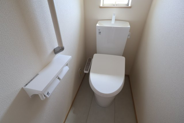 《仲介手数料無料》上尾市谷津１丁目1-11新築一戸建てハートフルタウンのトイレ