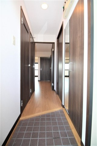 サンヴィレッジの居間・リビング|玄関※実部屋は反転