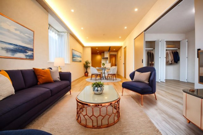 【居間・リビング】 | クレドール保土ヶ谷月見台 | 現況の物件写真に、AIによる画像処理（CG)がされております。
照明・家具・カーテン・小物類等はCG画像になります。