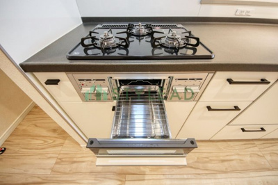 【キッチン】 | クレドール保土ヶ谷月見台 | 魚焼きグリル付きガスコンロ