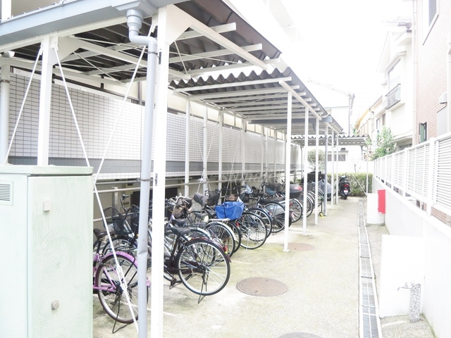 北区上中里２丁目の賃貸マンションのその他共用部分|屋根付きの駐輪場です☆