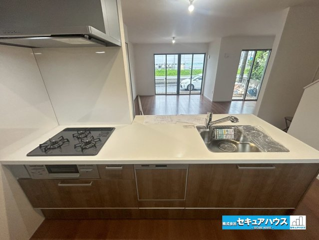 【本日ご案内可能】刈谷市小垣江町　全1棟のキッチン|【キッチン】
◆同時にたくさんの料理が調理できる3口コンロ。「焼く・蒸す・煮る」の工程を同時進行で進めることができるので、料理を素早く作ることができます。
◆食洗機付きで洗い物の時短に繋がります。　　