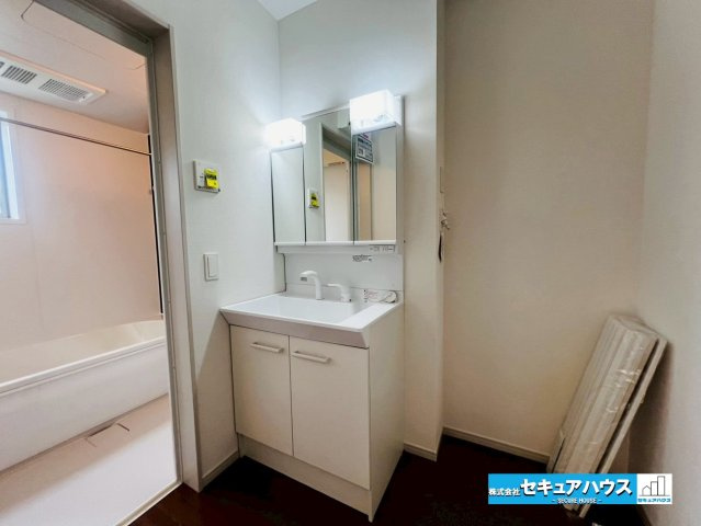 【本日ご案内可能】刈谷市小垣江町　全1棟の独立洗面台|【洗面台】
◆鏡の裏にはたっぷりと収納スペースを標準装備！
◆電源を付属しているのでドライヤーなど利用できます。
◆洗面台下にも収納スペースがあるため洗剤やシャンプーのストックを入れられます。　　　　