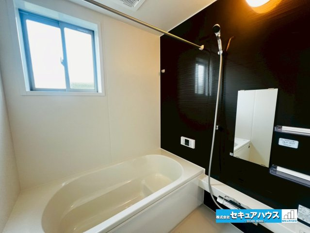 【本日ご案内可能】刈谷市小垣江町　全1棟の浴室|【浴室】
◆アクセントパネルで落ち着きのある雰囲気を演出します。毎日の疲れを癒やすバスタイムをお楽しみ下さい！
◆窓付きで、カビの繁殖を抑える効果があります。
◆追い炊き機能を備えたオートバスです。　