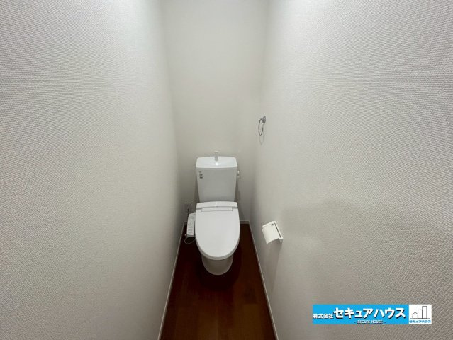 【本日ご案内可能】刈谷市小垣江町　全1棟のトイレ|【高機能トイレ】
◆高機能トイレの多くは便器のフタの開閉が自動であり、使用後に手動で水を流す面倒もなく非常に便利です。スタイリッシュな見た目で、お掃除しやすく、節水効果が高いです。　　　　　　　　　　