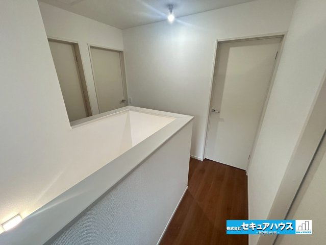 【本日ご案内可能】刈谷市小垣江町　全1棟の内装|【2階廊下】
◆洗練された白基調の建具と落ち着いたブラウンの床で統一されており、まとまりのあるシンプルなデザインです。　　　　　　　　　　　　　　　　　　　　　　　　　　　　　　　　　　　　　　　　　