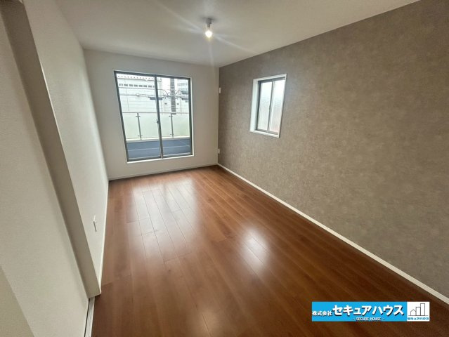 【本日ご案内可能】刈谷市小垣江町　全1棟の洋室|【洋室8.6帖】
◆アクセントクロスによりお洒落な仕上がりです♪
◆ウォークインクローゼット付きのお部屋で収納豊富！
◆バルコニーに出られるお部屋です。　　　　　　　　　　　　　　　　　　　　　　　　