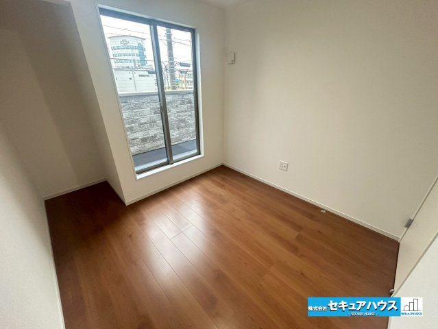 【本日ご案内可能】刈谷市小垣江町　全1棟の洋室|【洋室4.5帖】
◆家族一人ひとりの大切なプライベート空間。趣味に合わせて使って頂けるようシンプルに仕上げてあります。暮らし心地を大きく左右する収納を、適材適所に配置し使い勝手を考慮しました。　　　　