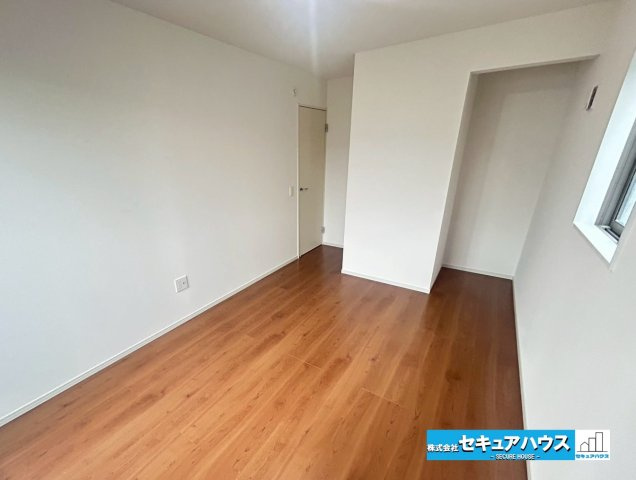 【本日ご案内可能】刈谷市小垣江町　全1棟の洋室|【洋室6.5帖】
◆お子様のお部屋や主寝室、来客時の宿泊室、趣味のお部屋としてもご利用いただけます♪
◆全居室収納付きのため、各居室ごとにお洋服や荷物を収納できます。　　　　　　　　　　　　　　　　　