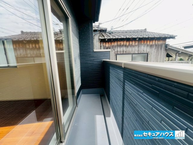 【本日ご案内可能】刈谷市小垣江町　全1棟のバルコニー|【バルコニー】
◆見晴らしもよく、太陽の温かな温もりをめいっぱい受け止めてくれます。
太陽の光と爽やかな風を受けたお洗濯物はあっという間に乾き、取りこむ時には太陽の匂いを感じられそうですね。　　　　　