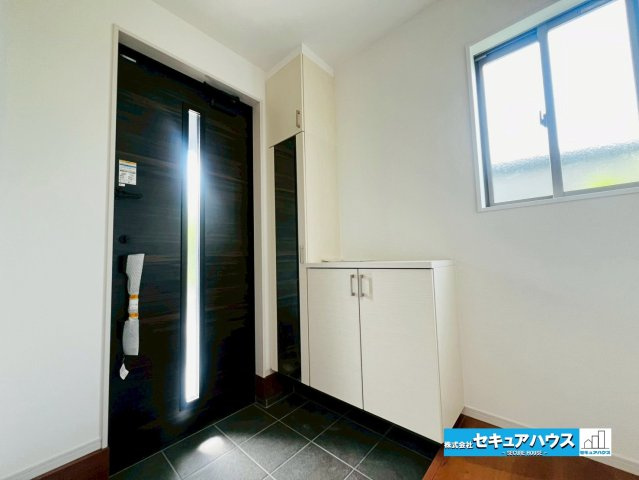 【本日ご案内可能】刈谷市小垣江町　全1棟の玄関|【玄関】
◆光が差し込み明るいです。
◆玄関には、収納力のあるシューズボックスがあり、玄関まわりがすっきり片付きます。全身鏡付きで身だしなみを確認できます。
◆ダブルロックキーで防犯面も安心です。　　