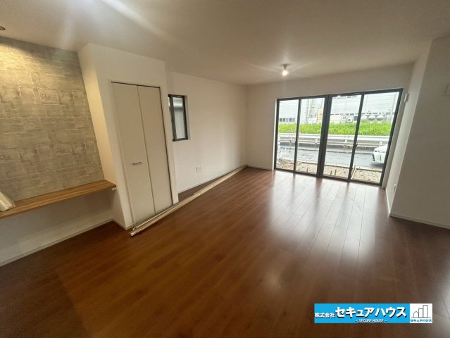 【本日ご案内可能】刈谷市小垣江町　全1棟の居間・リビング|【LDK17.5帖】
◆カウンター付きで、お子様の宿題や仕事の作業スペースとして利用できます。
◆収納クローゼットには掃除機や日用品のストックをしまうことができ、リビングがすっきりと片付きます。　　　