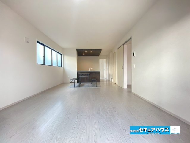 【同施工物件ご案内可能】刈谷市小垣江町　全1棟の内観：施工例|【LDKイメージ】
◆家族揃ってリビングで過ごすお休みの日が、楽しみになる場所となることでしょう。
対面式のオープンキッチンは、家事をしながら家族の様子が一目でわかる安心＆便利設備♪