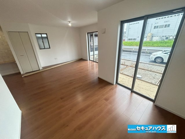 【本日ご案内可能】刈谷市小垣江町　全1棟の洋室|【洋室4.5帖】
◆リビングに続く洋室のため自由なスペースとして使うことが可能。一体化したスペースとしてリビングを広く使うこともできます。可動間仕切りで区切ることもできます。　　　　　　　　　　　　　