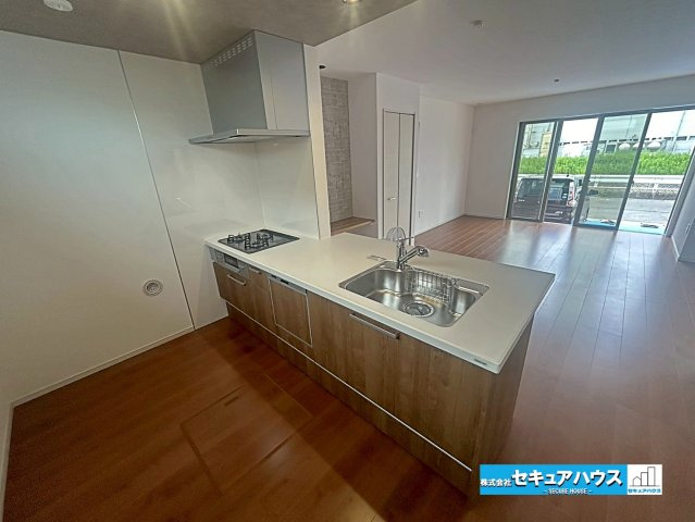 【本日ご案内可能】刈谷市小垣江町　全1棟のキッチン|【キッチン】
◆広々としたキッチンスペースのため家族で並んで料理できます。
◆背面に窓付きで手元に自然光が入り明るい空間で料理することが可能！　　　　　　　　　　　　　　　　　　　　　　　　　　　　　