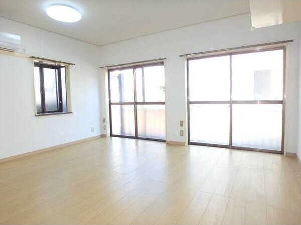 エメロードハイツの居間・リビング