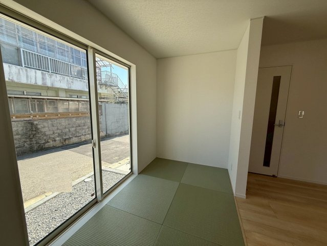 クレイドルガーデン糸満市座波 第２・２号棟の和室|リビングに隣接するタタミコーナー４帖／大きな掃き出し窓からはお庭へ出入りできます◎