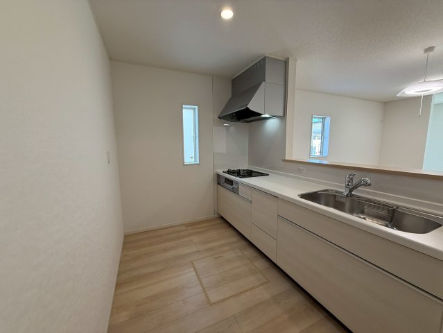 クレイドルガーデン糸満市座波 第２・２号棟のキッチン|会話の弾む対面式のシステムキッチン・換気窓＆床下収納付き