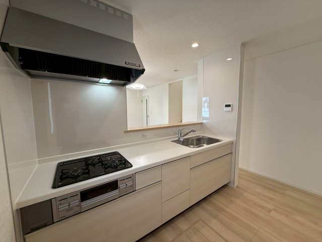 クレイドルガーデン糸満市座波 第２・２号棟のキッチン|キッチン脇に洗面室＆浴室がある、家事動線に優れた水回り集中設計◎