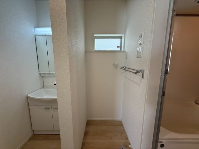 クレイドルガーデン糸満市座波 第２・２号棟のその他|洗面化粧台＆洗濯機置場から浴室への動線／洗面室に窓