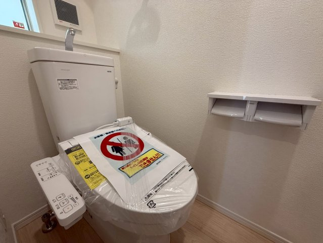 クレイドルガーデン糸満市座波 第２・２号棟のその他|１階トイレ・換気窓＆収納付き／温水洗浄便座