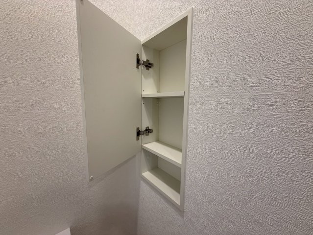 クレイドルガーデン糸満市座波 第２・２号棟のその他|１階トイレに設置された便利な収納スペース