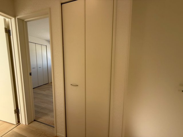 クレイドルガーデン糸満市座波 第２・２号棟のその他|２階廊下に設置された便利なクローゼット収納