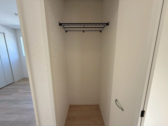 クレイドルガーデン糸満市座波 第２・２号棟のランドリースペース|２階廊下に設置された便利なクローゼット収納