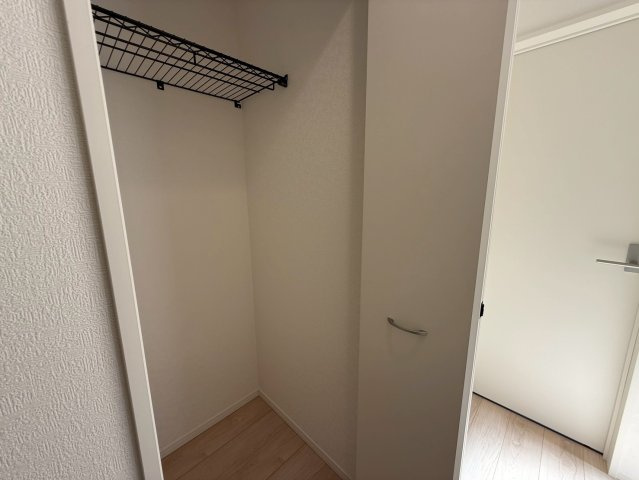 クレイドルガーデン糸満市座波 第２・２号棟のランドリースペース|２階廊下に設置された便利なクローゼット収納