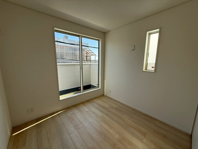 クレイドルガーデン糸満市座波 第２・２号棟の洋室|二面採光の２階主寝室6.7帖／バルコニー出入口付き