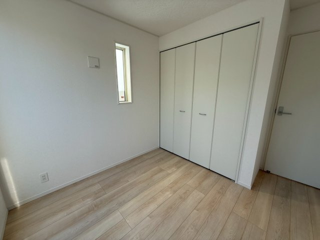 クレイドルガーデン糸満市座波 第２・２号棟の洋室|二面採光の２階主寝室6.7帖／クローゼット収納付き