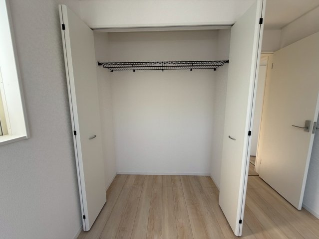 クレイドルガーデン糸満市座波 第２・２号棟の収納|２階主寝室6.7帖に設置されたクローゼット収納