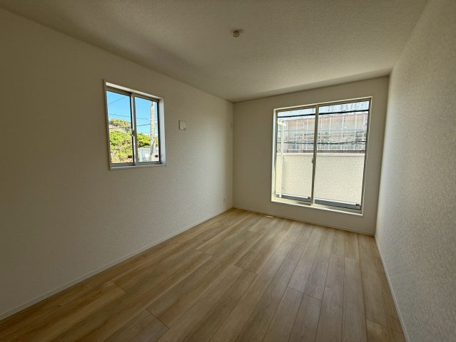 クレイドルガーデン糸満市座波 第２・２号棟の洋室|２階洋室4.5帖①バルコニー出入口付き