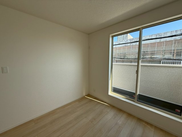 クレイドルガーデン糸満市座波 第２・２号棟の洋室|２階洋室4.5帖①バルコニー出入口付き