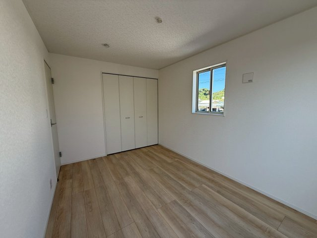 クレイドルガーデン糸満市座波 第２・２号棟の洋室|２階洋室4.5帖①クローゼット収納付き