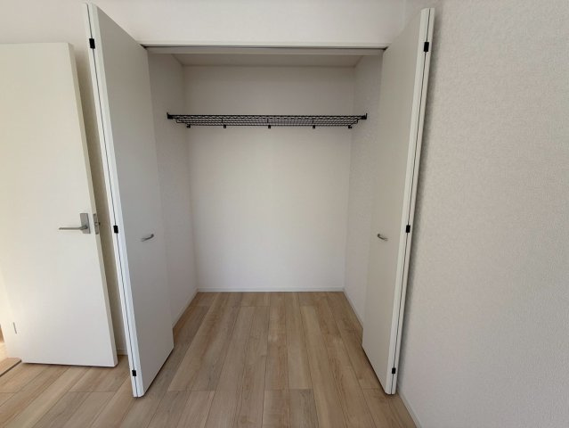 クレイドルガーデン糸満市座波 第２・２号棟の収納|２階洋室4.5帖①に設置されたクローゼット収納