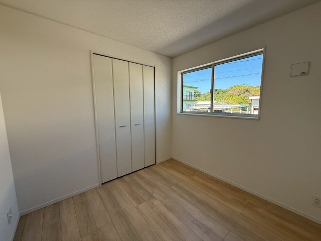 クレイドルガーデン糸満市座波 第２・２号棟の洋室|２階洋室4.5帖②クローゼット収納付き
