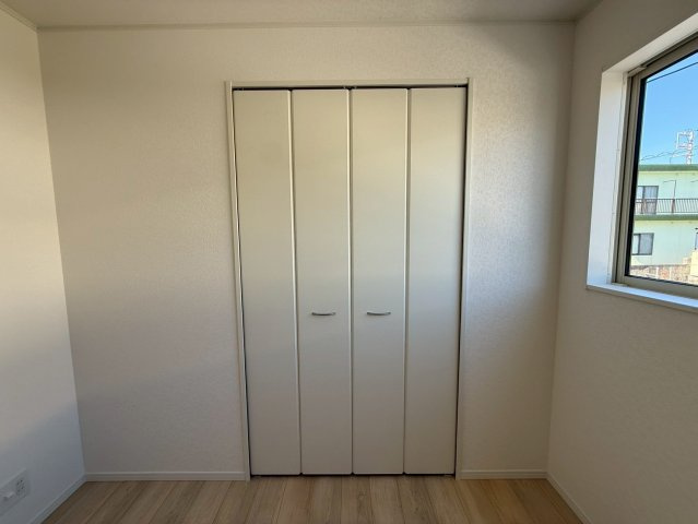 クレイドルガーデン糸満市座波 第２・２号棟の収納|２階洋室4.5帖②に設置されたクローゼット収納