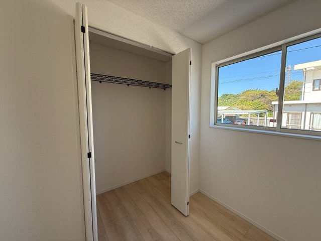 クレイドルガーデン糸満市座波 第２・２号棟のその他|２階洋室4.5帖②に設置されたクローゼット収納