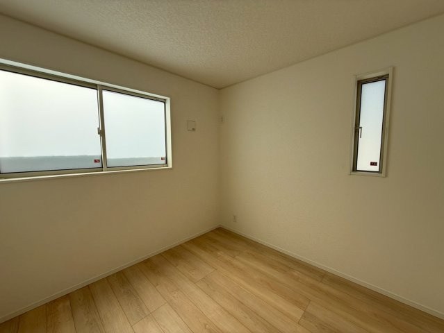 クレイドルガーデン糸満市座波 第２・２号棟の洋室|二面採光の２階洋室4.5帖③