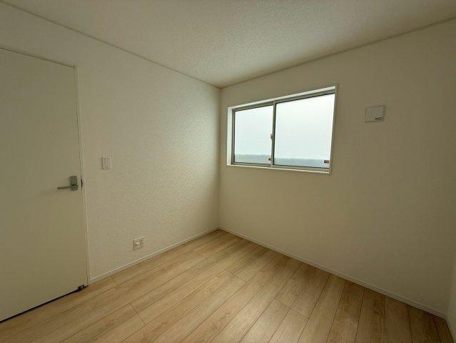 クレイドルガーデン糸満市座波 第２・２号棟の洋室|二面採光の２階洋室4.5帖③