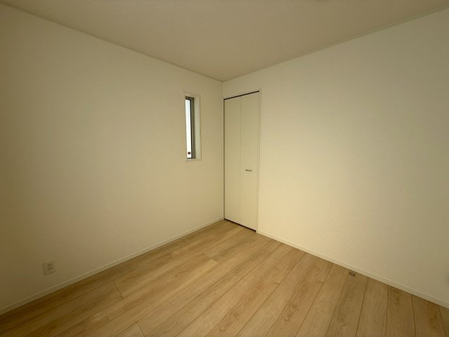 クレイドルガーデン糸満市座波 第２・２号棟の洋室|二面採光の２階洋室4.5帖③